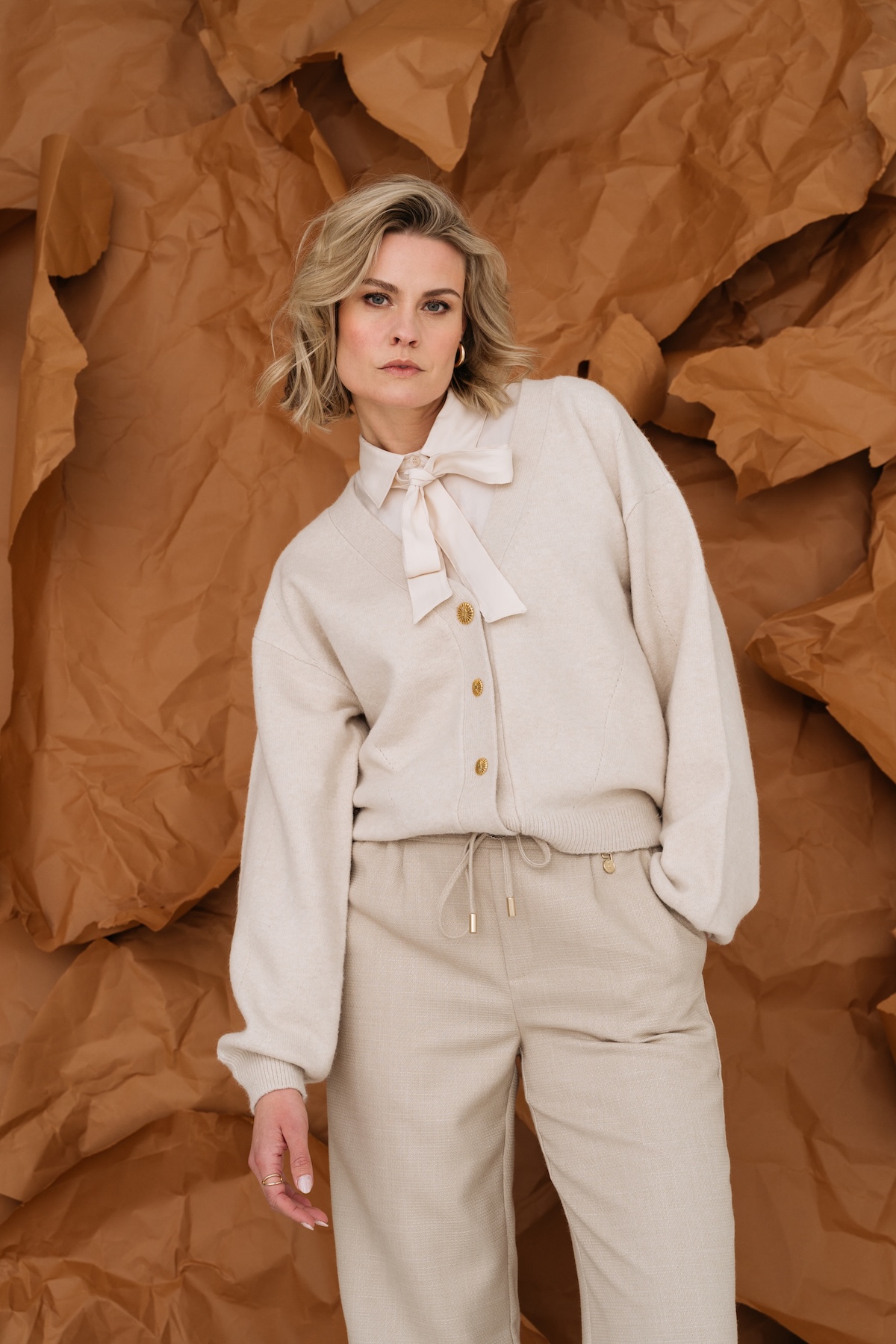 MAICAZZ Dames Blouse Lilo Met Strik Sand Sparkle  - Afbeelding 2
