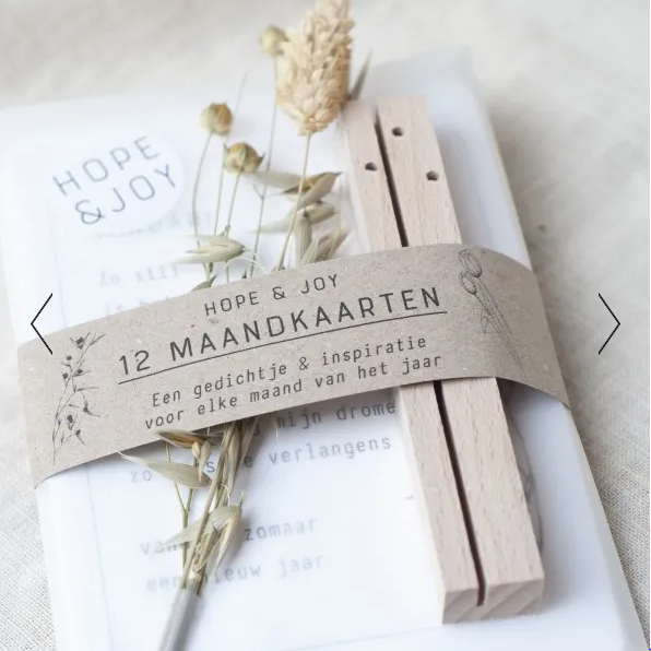 HOPE & JOY 12 Inspirerende Maandkaarten met Houten Houder