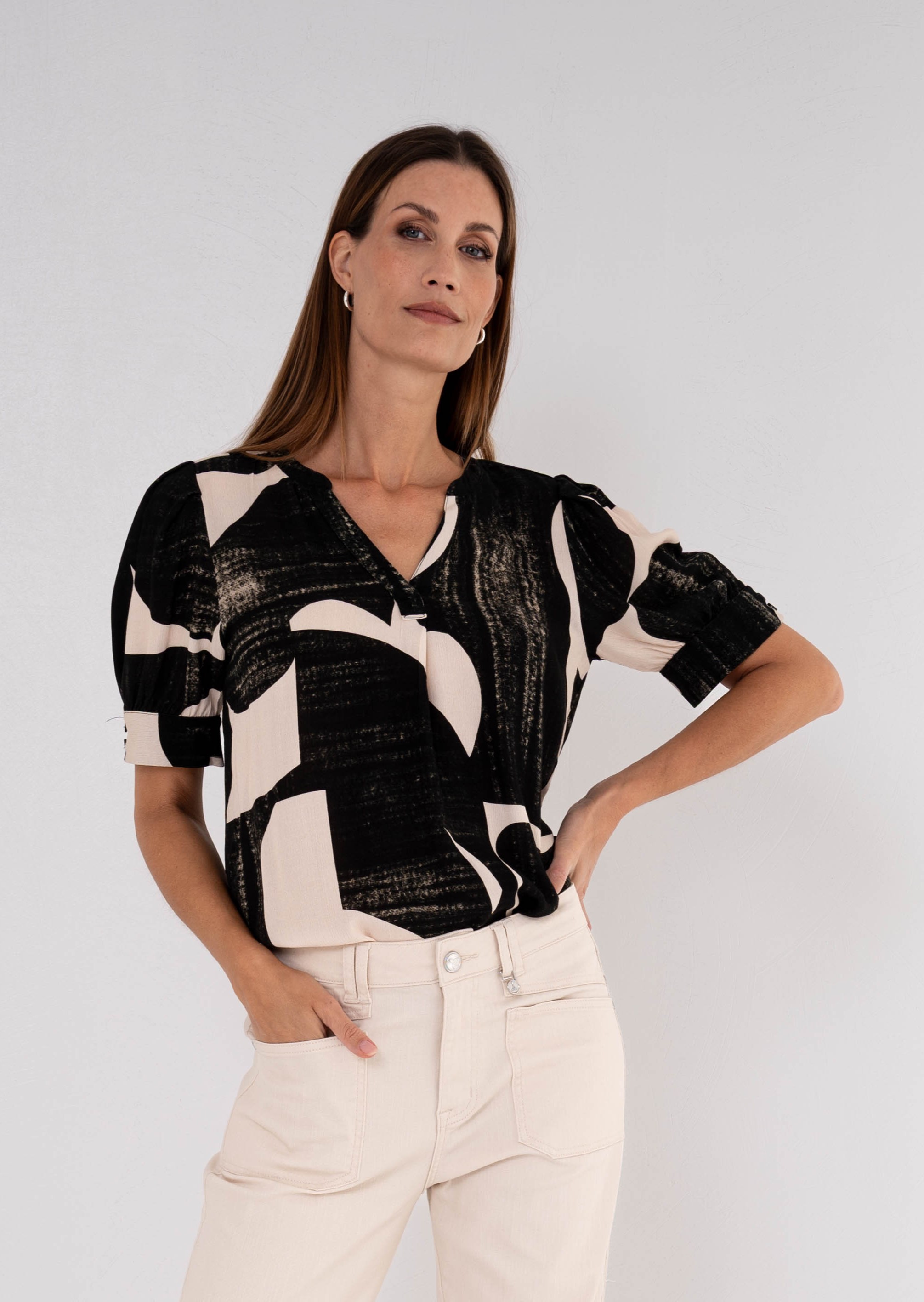 MAICAZZ Dames Top Tyrell Flex Geo Zand-Zwart